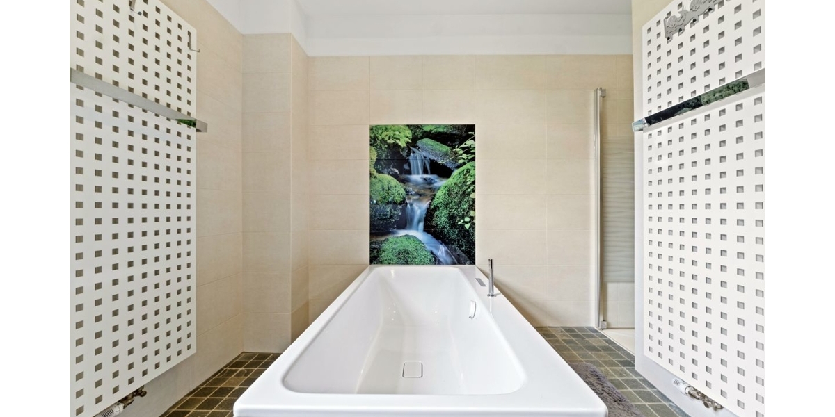 4 7OG_Bad_Badewanne_Haupthaus